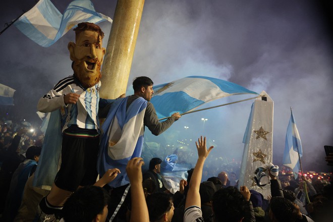 Á quân Argentina được chào đón nồng nhiệt dù vắng Messi, Tổng thống Milei gửi thông điệp xúc động- Ảnh 8.