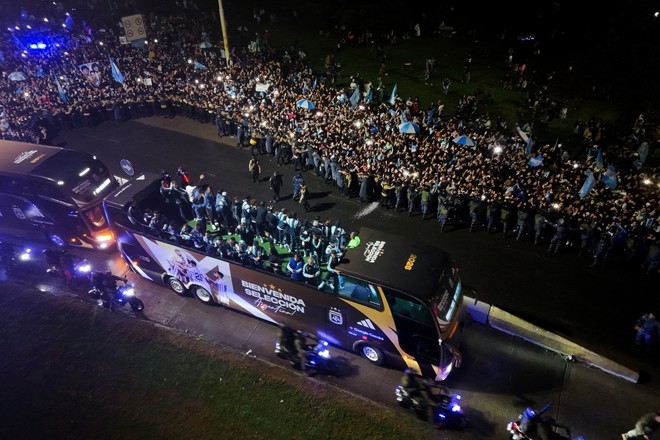 Á quân Argentina được chào đón nồng nhiệt dù vắng Messi, Tổng thống Milei gửi thông điệp xúc động- Ảnh 12.