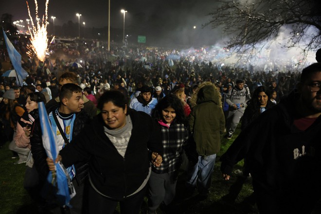 Á quân Argentina được chào đón nồng nhiệt dù vắng Messi, Tổng thống Milei gửi thông điệp xúc động- Ảnh 11.