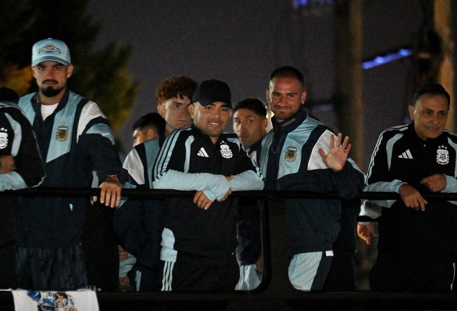Á quân Argentina được chào đón nồng nhiệt dù vắng Messi, Tổng thống Milei gửi thông điệp xúc động- Ảnh 3.
