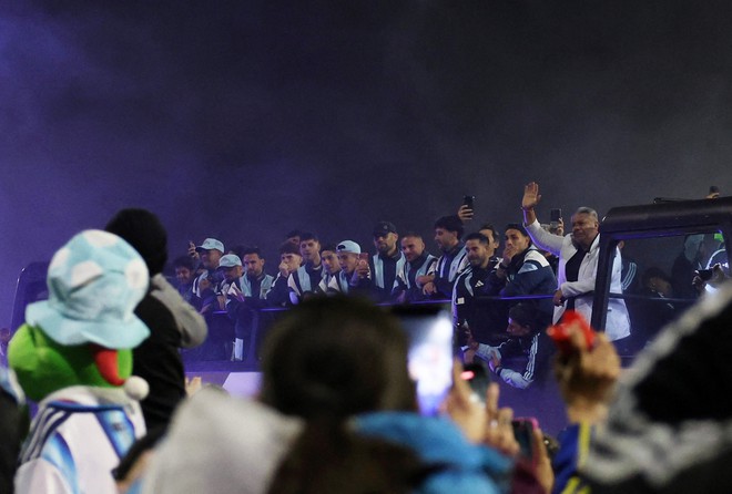Á quân Argentina được chào đón nồng nhiệt dù vắng Messi, Tổng thống Milei gửi thông điệp xúc động- Ảnh 5.