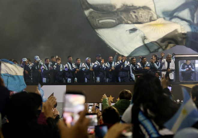 Á quân Argentina được chào đón nồng nhiệt dù vắng Messi, Tổng thống Milei gửi thông điệp xúc động- Ảnh 6.