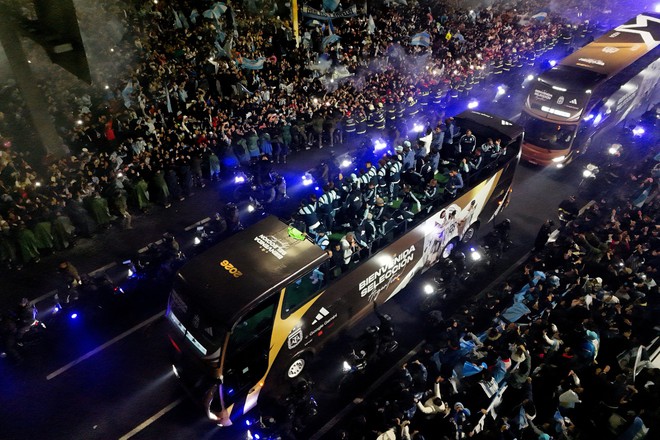 Á quân Argentina được chào đón nồng nhiệt dù vắng Messi, Tổng thống Milei gửi thông điệp xúc động- Ảnh 2.