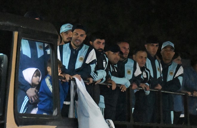 Á quân Argentina được chào đón nồng nhiệt dù vắng Messi, Tổng thống Milei gửi thông điệp xúc động- Ảnh 4.