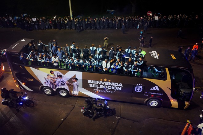 Á quân Argentina được chào đón nồng nhiệt dù vắng Messi, Tổng thống Milei gửi thông điệp xúc động- Ảnh 1.