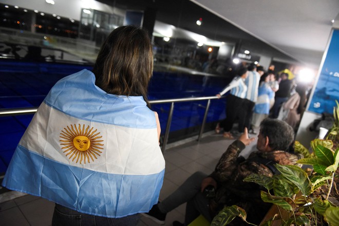 Messi c&ugrave;ng gia đ&igrave;nh đ&atilde; về Argentina, nỗi buồn thua chung kết World Cup vẫn đọng lại- Ảnh 2.