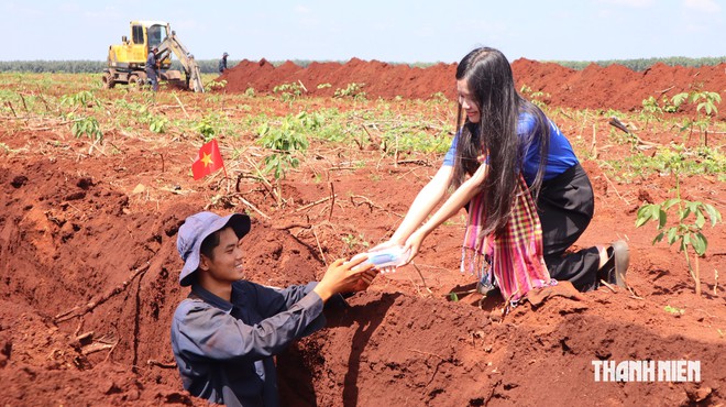 Mộ tập thể ở Đồng Nai: 'Bố tôi nằm nghĩa trang, còn các chú ở đây...' - Ảnh 4.