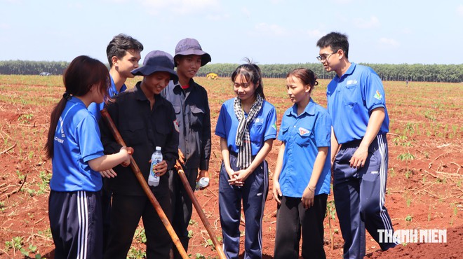 'Bố tôi nằm nghĩa trang, còn các chú ở đây...' - Ảnh 2.