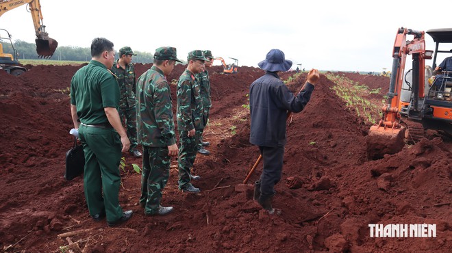 Mộ tập thể ở Đồng Nai: 'Bố tôi nằm nghĩa trang, còn các chú ở đây...' - Ảnh 7.