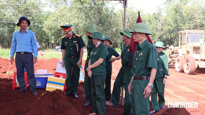 Mộ tập thể ở Đồng Nai: 'Bố tôi nằm nghĩa trang, còn các chú ở đây...' - Ảnh 12.