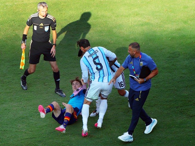 Yamal bất ngờ nhắc về m&agrave;n ẩu đả, danh thủ Đức mong FIFA cấm Paredes 1 năm- Ảnh 2.