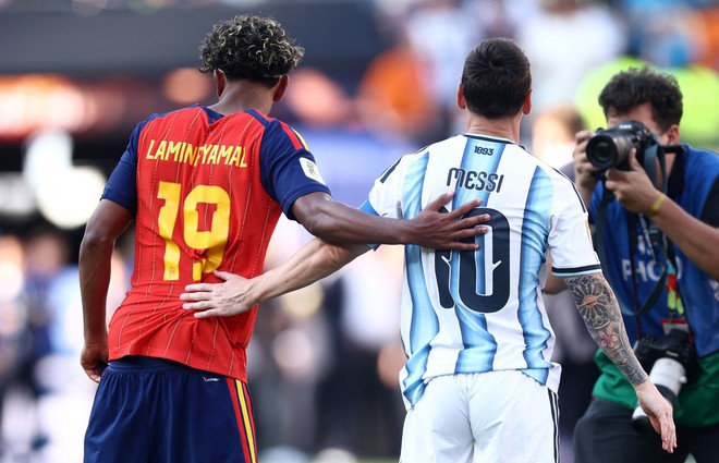 Bức tranh tường khắc họa khoảnh khắc của Messi và Yamal ở chung kết World Cup bị phá hoại- Ảnh 4.