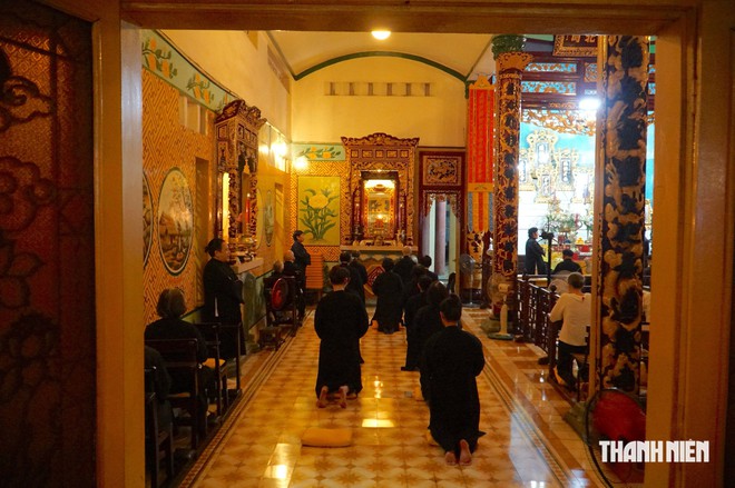 Lễ c&uacute;ng rằm thuận theo &lsquo;&acirc;m &ndash; dương&rsquo; tại ng&ocirc;i ch&ugrave;a kh&ocirc;ng thờ tượng Phật ở TP.HCM - Ảnh 3.