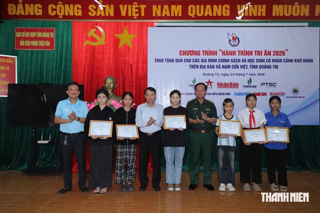 B&aacute;o Thanh Ni&ecirc;n trao học bổng Nguyễn Th&aacute;i B&igrave;nh tại Quảng Trị- Ảnh 2.