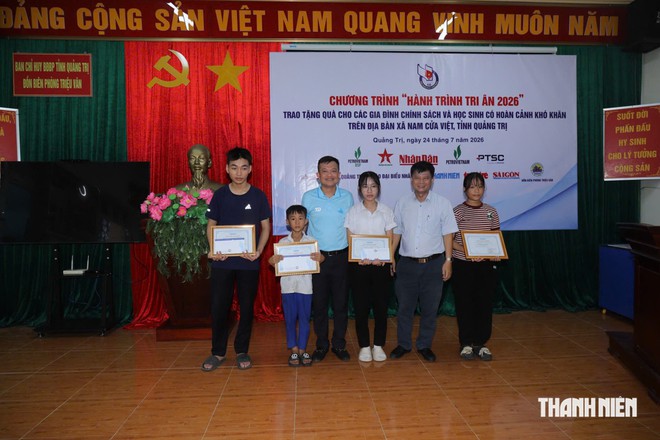 B&aacute;o Thanh Ni&ecirc;n trao học bổng Nguyễn Th&aacute;i B&igrave;nh tại Quảng Trị- Ảnh 3.