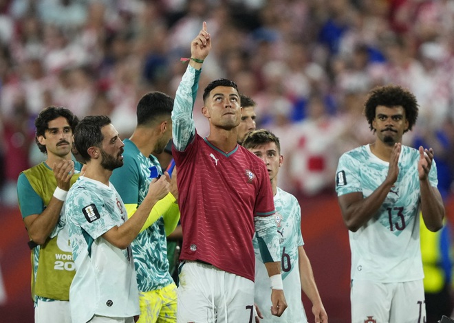 Ronaldo làm điều xúc động sau trận thắng nghẹt thở Croatia- Ảnh 1.