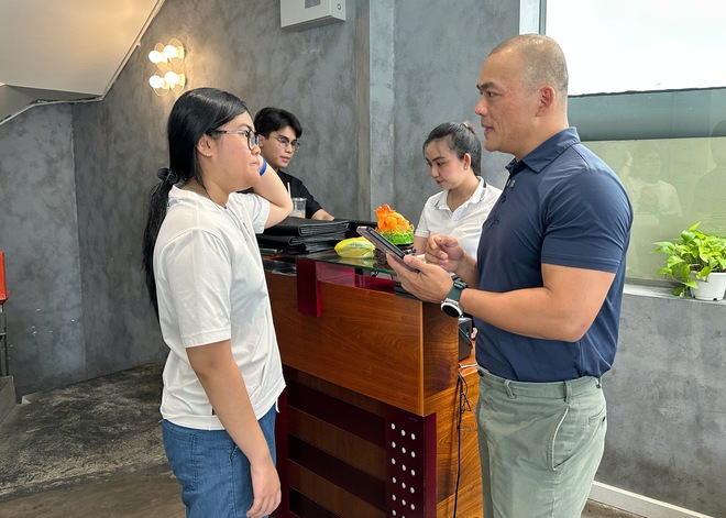 Khách kéo tới chật kín quán nem nướng D'ran ở TP.HCM, có người được giảm hơn 90% - Ảnh 5.