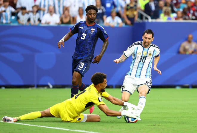 Khoảnh khắc thủ thành Vozinha chặn đứng cú sút của Messi gây sốt: Đỉnh cao đời người!- Ảnh 1.