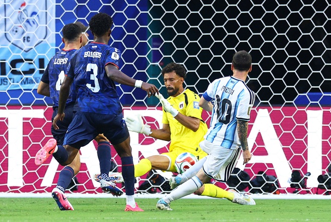 Khoảnh khắc thủ thành Vozinha chặn đứng cú sút của Messi gây sốt: Đỉnh cao đời người!- Ảnh 4.
