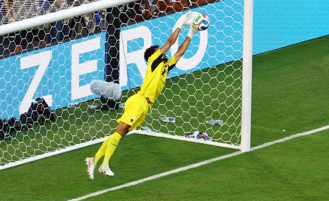 Khoảnh khắc thủ thành Vozinha chặn đứng cú sút của Messi gây sốt: Đỉnh cao đời người!- Ảnh 2.