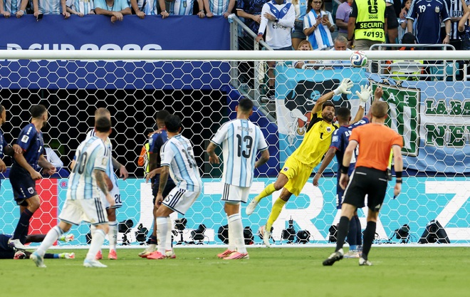 Khoảnh khắc thủ thành Vozinha chặn đứng cú sút của Messi gây sốt: Đỉnh cao đời người!- Ảnh 3.