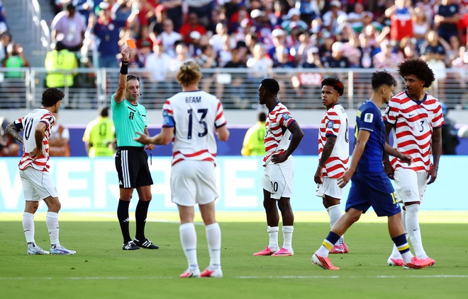 Sao Mỹ vừa bị thẻ đỏ tranh cãi, FIFA vẫn cho phép ra sân đấu Bỉ: Tổng thống Trump cảm ơn- Ảnh 1.