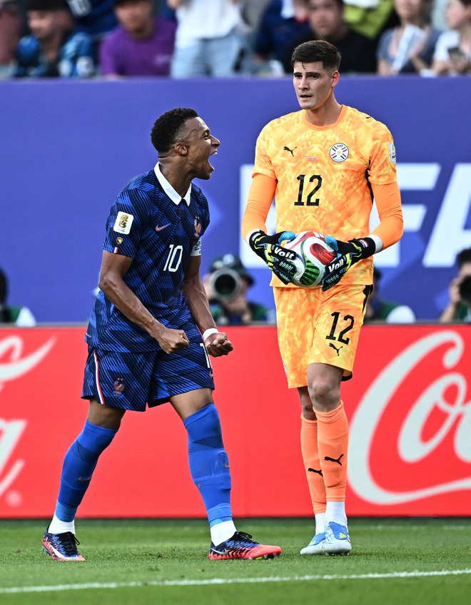 Báo Pháp ‘ghét’ trọng tài Uzbekistan đỉnh điểm, thủ môn Paraguay thuật lại chuyện bị Mbappe từ chối bắt tay- Ảnh 2.