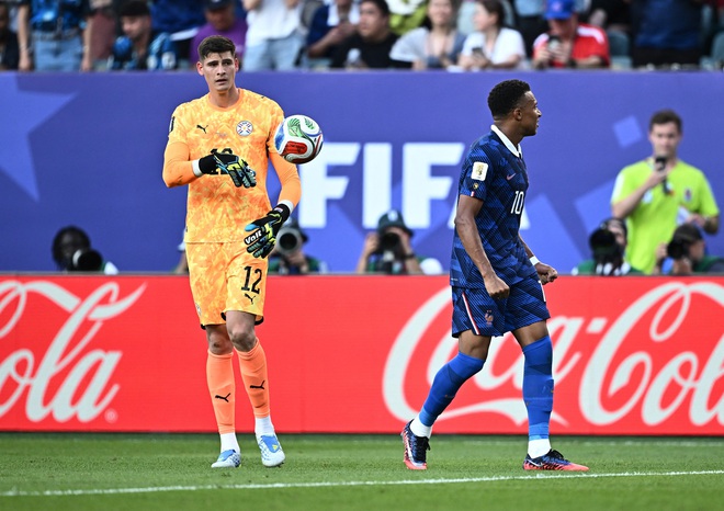 Báo Pháp ‘ghét’ trọng tài Uzbekistan đỉnh điểm, thủ môn Paraguay thuật lại chuyện bị Mbappe từ chối bắt tay- Ảnh 3.