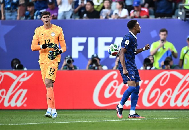 Báo Pháp ‘ghét’ trọng tài Uzbekistan đỉnh điểm, thủ môn Paraguay thuật lại chuyện bị Mbappe từ chối bắt tay- Ảnh 4.