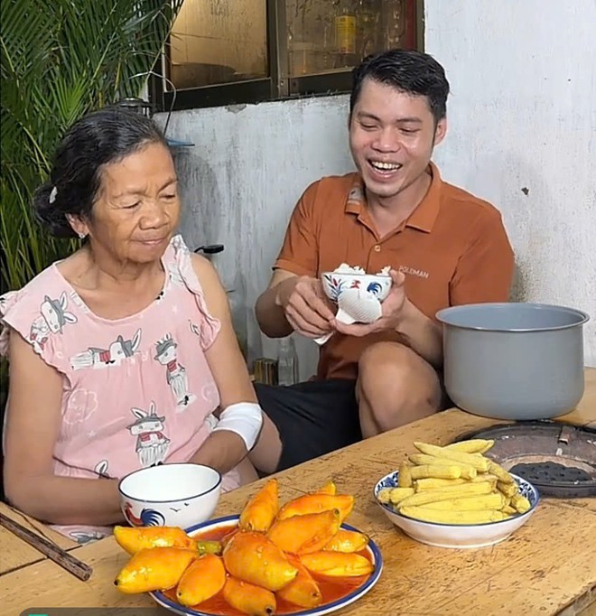 Nấu mực xốt cà chua nhìn như… nải chuối chín, chàng trai tạo bất ngờ cho mẹ - Ảnh 2.