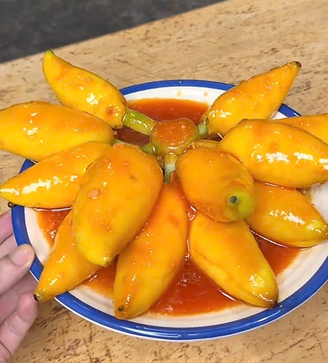 Nấu mực xốt cà chua nhìn như… nải chuối chín, chàng trai tạo bất ngờ cho mẹ - Ảnh 3.