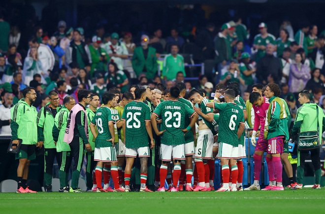Quansah dính thẻ đỏ, dàn dự bị đội tuyển Anh xô xát dữ dội với Mexico: Hình ảnh không thấy trên tivi- Ảnh 3.