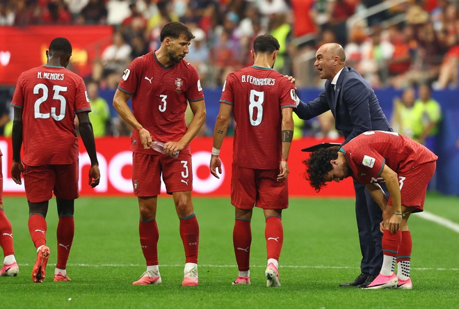 B&aacute;o Bồ Đ&agrave;o Nha cay đắng: &lsquo;Kết cục thật tuyệt vọng, HLV Martinez sai lầm v&igrave; cố giữ Ronaldo&rsquo;- Ảnh 6.