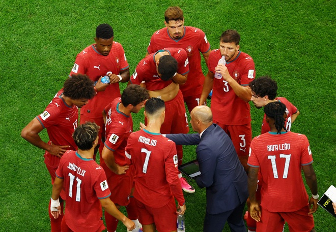 B&aacute;o Bồ Đ&agrave;o Nha cay đắng: &lsquo;Kết cục thật tuyệt vọng, HLV Martinez sai lầm v&igrave; cố giữ Ronaldo&rsquo;- Ảnh 5.
