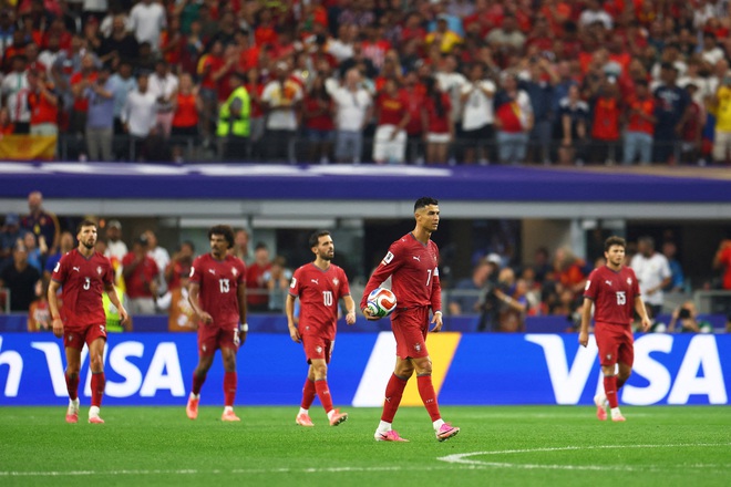 B&aacute;o Bồ Đ&agrave;o Nha cay đắng: &lsquo;Kết cục thật tuyệt vọng, HLV Martinez sai lầm v&igrave; cố giữ Ronaldo&rsquo;- Ảnh 2.