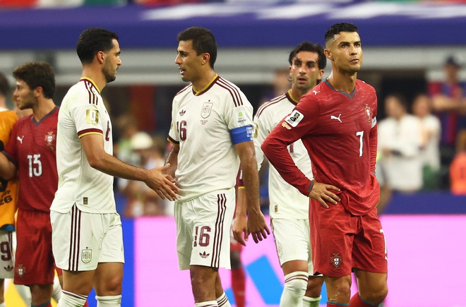 B&aacute;o Bồ Đ&agrave;o Nha cay đắng: &lsquo;Kết cục thật tuyệt vọng, HLV Martinez sai lầm v&igrave; cố giữ Ronaldo&rsquo;- Ảnh 3.