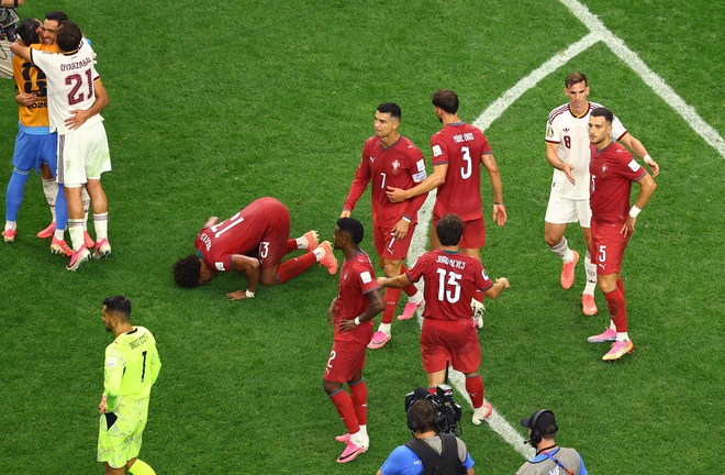 B&aacute;o Bồ Đ&agrave;o Nha cay đắng: &lsquo;Kết cục thật tuyệt vọng, HLV Martinez sai lầm v&igrave; cố giữ Ronaldo&rsquo;- Ảnh 4.