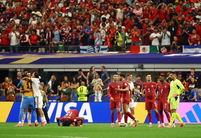 B&aacute;o Bồ Đ&agrave;o Nha cay đắng: &lsquo;Kết cục thật tuyệt vọng, HLV Martinez sai lầm v&igrave; cố giữ Ronaldo&rsquo;- Ảnh 1.