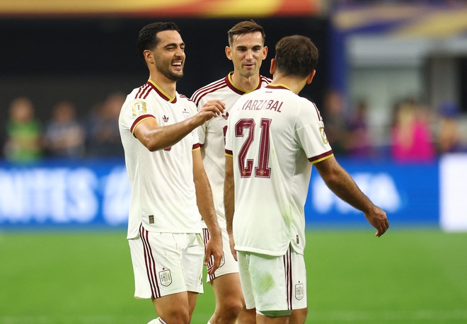HLV T&acirc;y Ban Nha g&acirc;y sốt với cảnh &ocirc;m Ronaldo: 'T&ocirc;i ngưỡng mộ gi&aacute; trị anh ấy&hellip;&rsquo;- Ảnh 3.