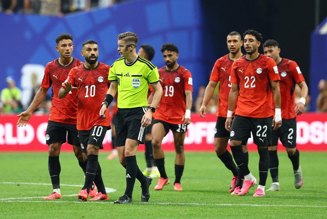 Tổng thống Ai Cập vỗ về đội nhà vì thua ngược Argentina, Zico tố trọng tài bất công- Ảnh 6.
