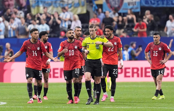 Ban huấn luyện Ai Cập bùng nổ cơn giận dữ sau bàn thua ngược Argentina, bị ‘tặng’ cơn mưa thẻ- Ảnh 3.