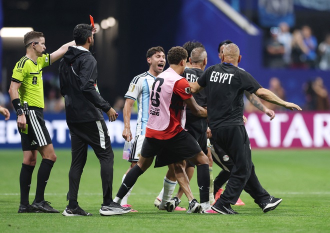 Ban huấn luyện Ai Cập bùng nổ cơn giận dữ sau bàn thua ngược Argentina, bị ‘tặng’ cơn mưa thẻ- Ảnh 2.