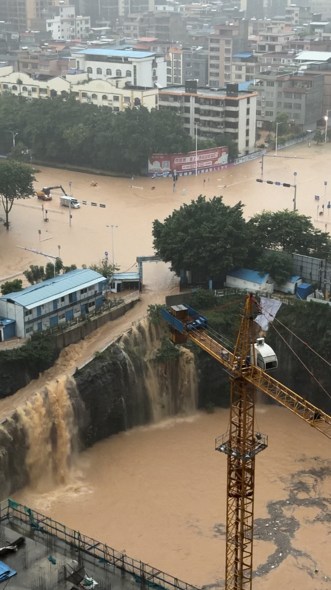 Hàng chục người chết và mất tích do lũ lụt, vỡ đập, lở đất tại Trung Quốc - Ảnh 4.