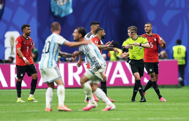 Liên đoàn Bóng đá Ai Cập khiếu nại lên FIFA, đòi điều tra trọng tài trận thua Argentina- Ảnh 1.
