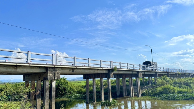 Những cây cầu 'oằn mình' gánh xe cộ, chờ ngày được thay thế - Ảnh 4.