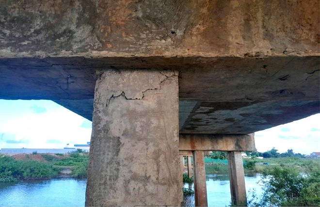 Những cây cầu 'oằn mình' gánh xe cộ, chờ ngày được thay thế - Ảnh 6.