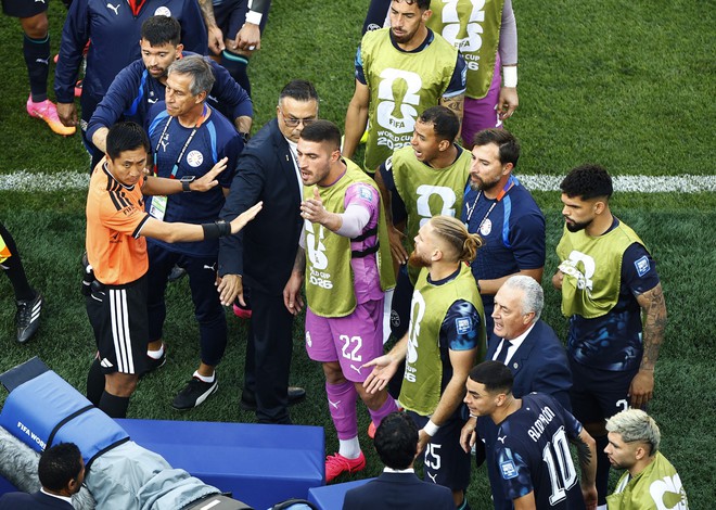 FIFA tức tốc điều chỉnh VAR sau hàng loạt tranh cãi, ứng dụng luôn trận Pháp thắng Ma Rốc- Ảnh 2.