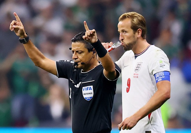 FIFA tức tốc điều chỉnh VAR sau hàng loạt tranh cãi, ứng dụng luôn trận Pháp thắng Ma Rốc- Ảnh 4.