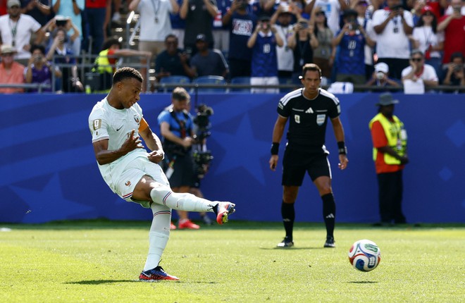 Mbappe đá hỏng phạt đền rồi yêu cầu trọng tài giải thích, Haaland lên tiếng- Ảnh 1.