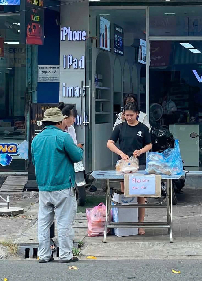 Đôi vợ chồng trẻ thích nấu cơm đi tặng bữa trưa cho người nghèo - Ảnh 3.